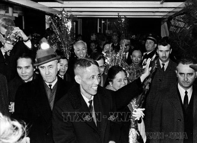 Ngày 16/12/1968, hơn 600 kiều bào cùng nhiều người dân Paris và nước ngoài tập trung tại sân bay Le Bourget, chào đón đoàn đại biểu Mặt trận DTGPMN Việt Nam do ông Trần Bửu Kiếm dẫn đầu, đến Paris dự Hội nghị bốn bên về Việt Nam. Ảnh: Tư liệu TTXVN