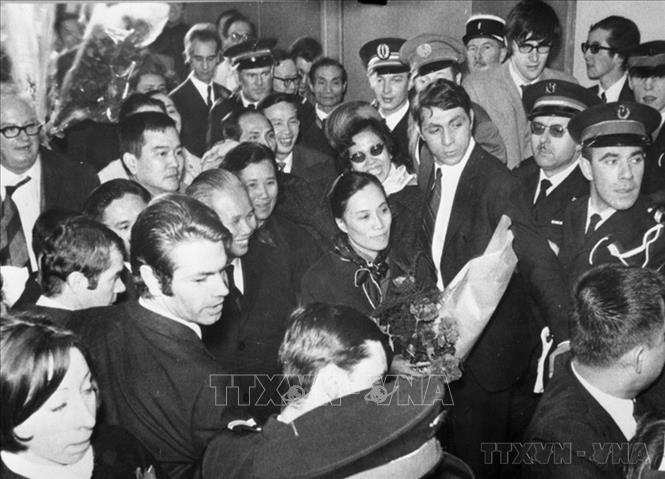 Sáng 4/11/1968, Đoàn đại biểu Mặt trận DTGPMN Việt Nam do bà Nguyễn Thị Bình, Phó Trưởng đoàn dẫn đầu, đến Paris dự Hội nghị bốn bên về Việt Nam. Ảnh: Văn Lượng - TTXVN