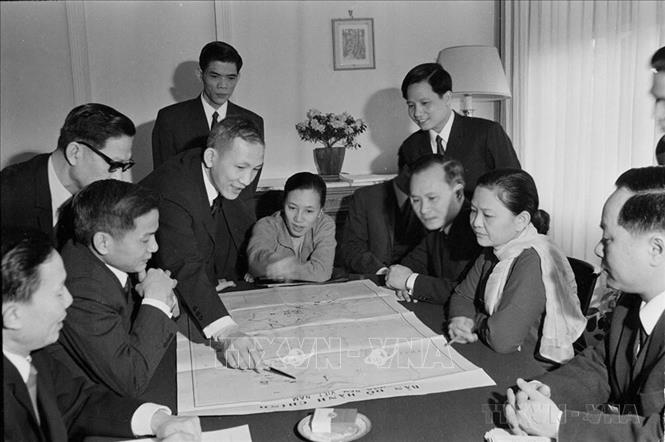 Đoàn đại biểu Mặt trận Dân tộc Giải phóng miền Nam Việt Nam (sau là Chính phủ Cách mạng lâm thời Cộng hòa miền Nam Việt Nam) trao đổi tại trụ sở của đoàn ở thủ đô Paris, tháng 1/1969. Ảnh: Văn Lượng - TTXVN