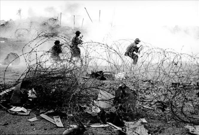 Những thắng lợi quân sự của ta trong các chiến dịch 2 năm 1971 - 1972 đã làm quân Mỹ - Nguỵ bị thiệt hại nặng nề, từng bước làm phá sản chiến lược “Việt Nam hoá chiến tranh” và tạo thế thuận lợi cho ta trên bàn đàm phán. Trong ảnh: Quân giải phóng chiến đấu kiên cường, bảo vệ từng tấc đất ở thành cổ Quảng Trị, năm 1972. Ảnh: TTXVN