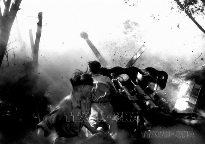 Những thắng lợi quân sự của Việt Nam trong các chiến dịch năm 1971 - 1972 đã làm quân Mỹ - Nguỵ bị thiệt hại nặng nề, từng bước làm phá sản chiến lược “Việt Nam hóa chiến tranh” và tạo thế thuận lợi cho ta trên bàn đàm phán. Trong ảnh: Pháo binh Quân giải phóng trút bão lửa xuống căn cứ Dốc Miếu (năm 1972). Ảnh: Lương Nghĩa Dũng - TTXVN