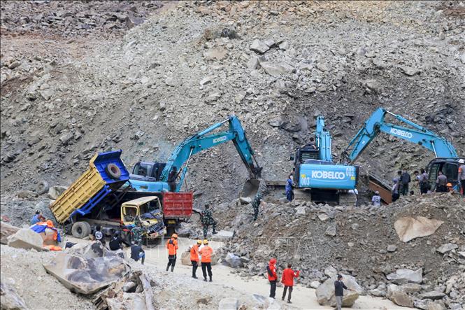 Lực lượng cứu hộ tìm kiếm các nạn nhân tại hiện trường vụ lở đất ở Cirebon, Tây Java, Indonesia ngày 30/5/2025. Ảnh: THX/TTXVN