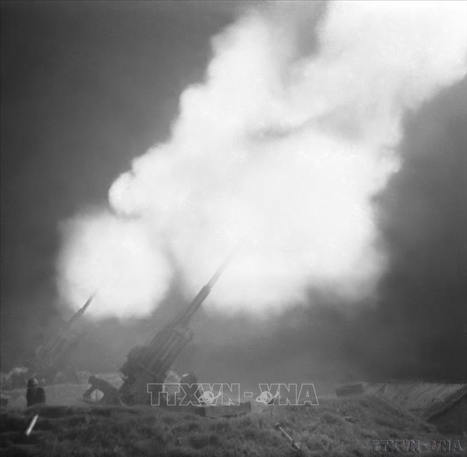 Nhằm tạo sức ép trên bàn đàm phán, R.Nixon đưa máy bay B-52 đánh phá Hà Nội, Hải Phòng và một số địa phương ở miền Bắc Việt Nam nhưng bị thất bại nặng nề. Ngày 30/12/1972, Mỹ buộc phải đơn phương tuyên bố ngừng ném bom miền Bắc Việt Nam từ bắc vĩ tuyến 20 và đề nghị nối lại đàm phán ở Paris. Trong ảnh: Trận địa pháo cao xạ của tự vệ Xí nghiệp xe ca khu phố Ba Đình (Hà Nội) bắn máy bay Mỹ trong đêm tháng 12/1972. Ảnh: Minh Lộc - TTXVN
