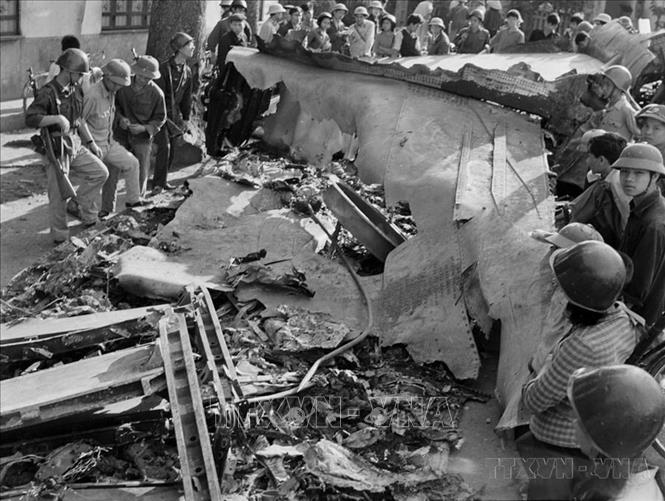 Quá trình đàm phán bế tắc và Mỹ đã dùng đến máy bay chiến lược B-52 trong chiến dịch Linebacker II, rải thảm Hà Nội, Hải Phòng và các khu vực đông dân cư khác ở miền Bắc suốt 12 ngày đêm (từ 18 - 30/12/1972) để buộc Việt Nam Dân chủ Cộng hòa quay lại bàn thương lượng. Trong ảnh: Xác máy bay B-52 Mỹ bị bắn rơi rên đường phố Thủ đô trong chiến dịch 