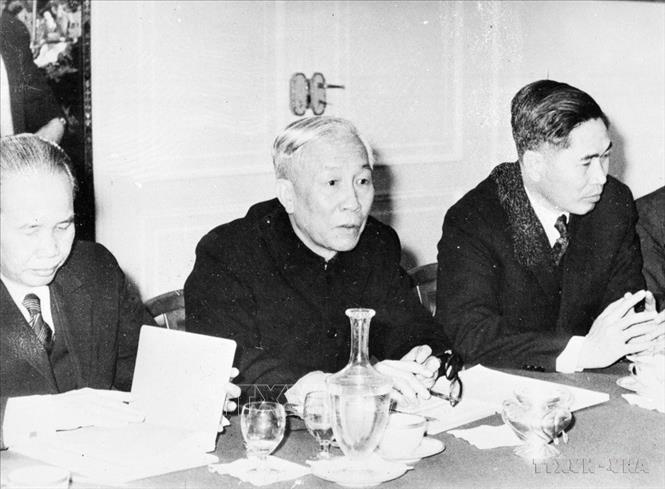 Cố vấn Lê Đức Thọ nói chuyện với Tiến sĩ Henry Kissinger, cố vấn Hoa Kỳ tại Pháp, ngày 13/1/1973. Ảnh: TTXVN