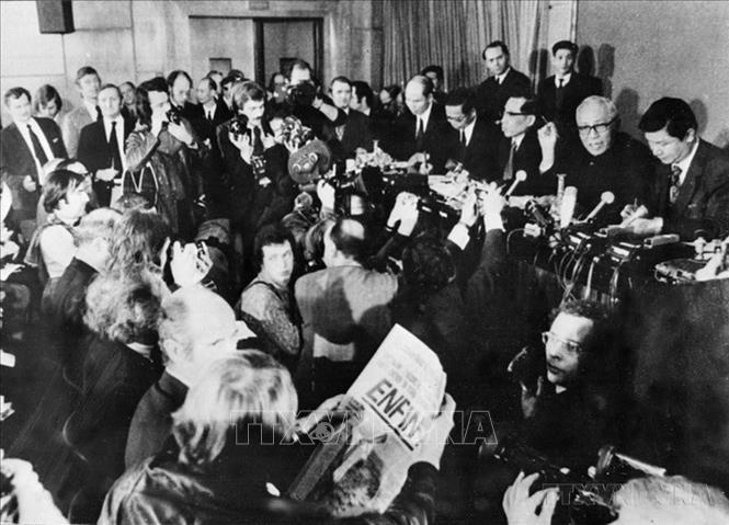 Cố vấn đặc biệt của Chính phủ Việt Nam Dân chủ Cộng hòa Lê Đức Thọ họp báo, giới thiệu nội dung Hiệp định Paris về chấm dứt chiến tranh, lập lại hòa bình ở Việt Nam vừa được ký tắt (Paris, 24/1/1973). Ảnh: TTXVN