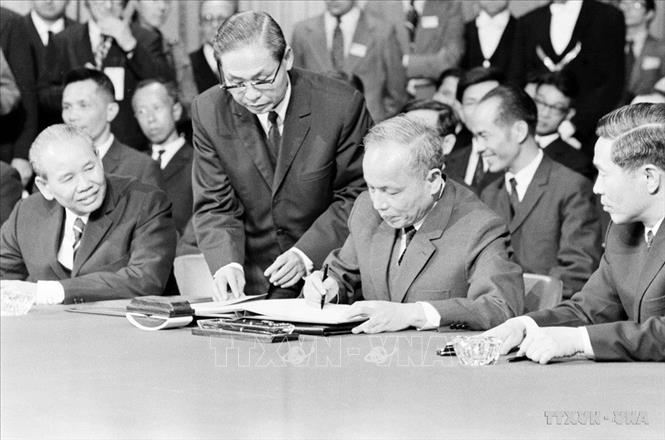 Phó Thủ tướng, Bộ trưởng Ngoại giao Chính phủ VNDCCH Nguyễn Duy Trinh ký Hiệp định Paris về chấm dứt chiến tranh, lập lại hòa bình ở Việt Nam, ngày 27/1/1973, tại Trung tâm Hội nghị quốc tế ở thủ đô Paris (Pháp). Ảnh: Văn Lượng - TTXVN