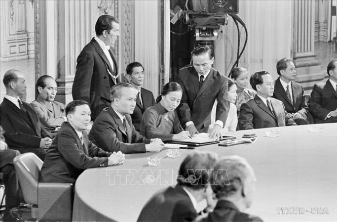 Bộ trưởng Ngoại giao Chính phủ Cách mạng lâm thời Cộng hòa miền Nam Việt Nam Nguyễn Thị Bình ký văn kiện Hiệp định Paris về chấm dứt chiến tranh, lập lại hòa bình ở Việt Nam, tại Trung tâm Hội nghị Quốc tế ở thủ đô Paris (Pháp), ngày 27/1/1973. Ảnh: Văn Lượng - TTXVN