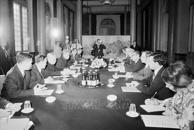 Thủ tướng Phạm Văn Đồng, cố vấn Lê Đức Thọ, Phó Thủ tướng Nguyễn Duy Trinh hội đàm với cố vấn Chính phủ Mỹ Henry Kissinger để thảo luận việc thi hành Hiệp định (10/2/1973). Ảnh: Lâm Hồng - TTXVN