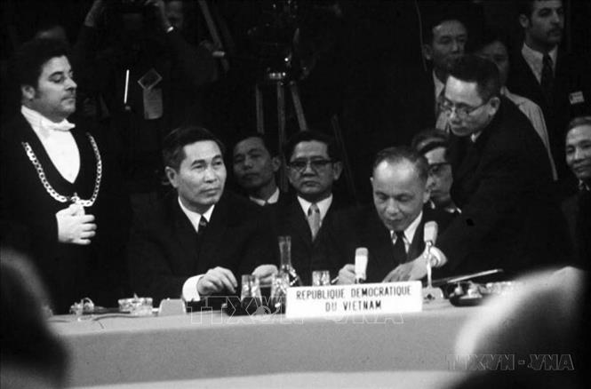 Hội nghị quốc tế về Việt Nam họp tại Paris từ ngày 26/2 - 2/3/1973, kết thúc bằng việc ký Định ước để bảo đảm hòa bình ở Việt Nam. Trong ảnh: Phó Thủ tướng, Bộ trưởng Ngoại giao Việt Nam Dân chủ Cộng hòa Nguyễn Duy Trinh (bên phải) ký Định ước của Hội nghị quốc tế về Việt Nam, ngày 2/3/1973. Ảnh: TTXVN phát