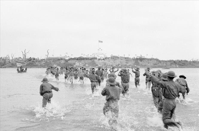 Chiến sĩ ta thoát khỏi ngục tù của Mỹ ngụy để trở về vùng giải phóng trong buổi trao trả tù binh trên sông Thạch Hãn, tỉnh Quảng Trị, ngày 9/3/1973. Ảnh: Chu Chí Thành - TTXVN