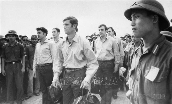 Thực thi Hiệp định Paris, trong 2 ngày 28 và 29/3/1973, tại sân bay Gia Lâm (Hà Nội), 107 nhân viên quân sự Mỹ được Chính phủ Việt Nam Dân chủ Cộng hòa trao trả (đợt cuối cùng) cho phía Mỹ. Ảnh: Văn Bảo - TTXVN