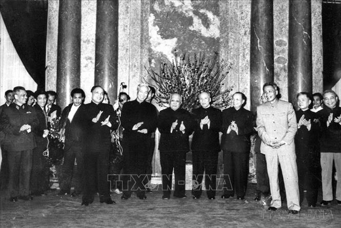 Lãnh đạo Đảng, Nhà nước đón Cố vấn đặc biệt Lê Đức Thọ và Phó Thủ tướng, Bộ trưởng Ngoại giao Nguyễn Duy Trinh ở Phủ Chủ tịch, sau khi ký Hiệp định Paris trở về. Đông đảo đại diện các đoàn ngoại giao đến chúc mừng, chia vui trước thắng lợi lịch sử của nhân dân ta. Ảnh: Tư liệu TTXVN