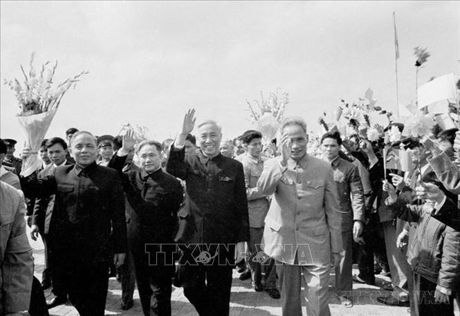 Nhân dân Hà Nội nồng nhiệt đón chào Cố vấn đặc biệt Lê Đức Thọ và Phó Thủ tướng, Bộ trưởng Ngoại giao Nguyễn Duy Trinh trở về, sau khi ký Hiệp định Paris về chấm dứt chiến tranh, lập lại hòa bình ở Việt Nam (2/1973). Ảnh: TTXVN