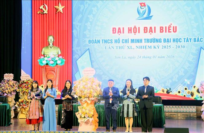 Đại diện Thường trực Đoàn TNCS Hồ Chí Minh khối các cơ quan Đảng tỉnh Sơn La tặng hoa chúc mừng Đại hội. Ảnh: Quang Quyết - TTXVN