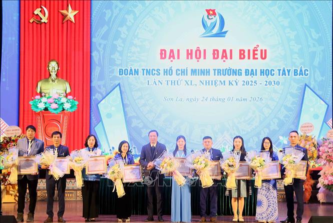 Trao Giấy khen của Đảng ủy Trường Đại học Tây Bắc cho các cá nhân có thành tích xuất sắc. Ảnh: Quang Quyết - TTXVN