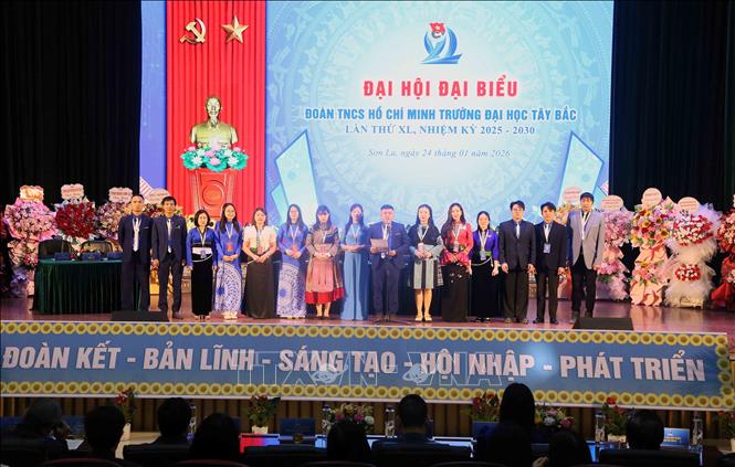 Ban chấp hành Đoàn TNCS Hồ Chí Minh Trường Đại học Tây Bắc lần thứ 40, nhiệm kỳ 2025-2030 ra mắt Đại hội. Ảnh: Quang Quyết - TTXVN