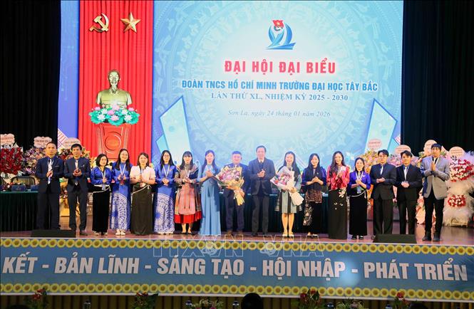 Ban chấp hành Đoàn TNCS Hồ Chí Minh Trường Đại học Tây Bắc lần thứ 40, nhiệm kỳ 2025-2030 ra mắt Đại hội. Ảnh: Quang Quyết - TTXVN