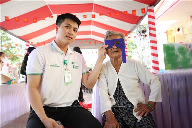 Hoạt động chăm sóc sức khỏe góp phần lan tỏa nghĩa tình, nâng cao chất lượng cuộc sống người dân vùng biên. Ảnh: Giang Phương – TTXVN