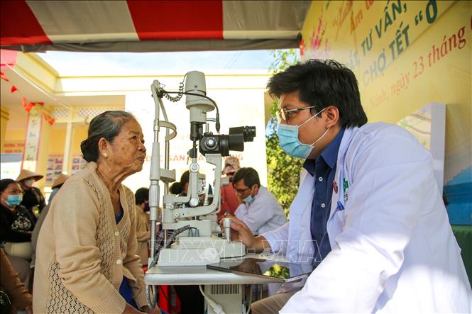 Bà Ngô Thị Kết, 77 tuổi, được các y, bác sĩ Bệnh viện Mắt Sài Gòn tận tình thăm khám, tư vấn sức khỏe đôi mắt. Ảnh: Giang Phương – TTXVN