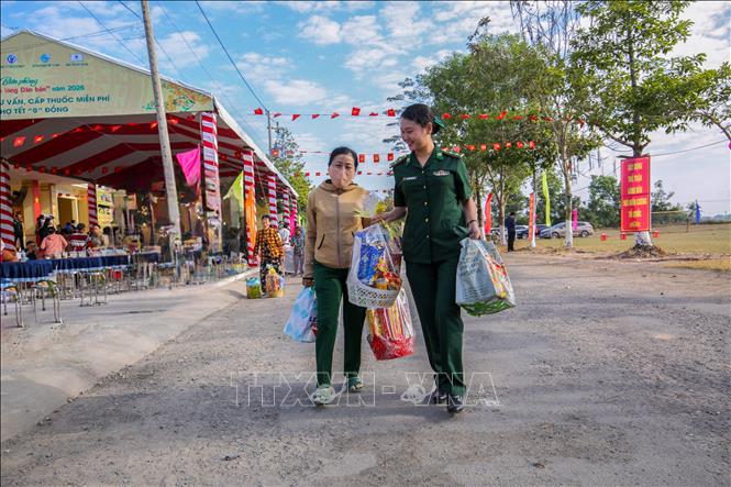 Những món quà xuân thấm đượm tình quân – dân, làm ấm lòng bà con nơi tuyến đầu Tổ quốc. Ảnh: Giang Phương – TTXVN