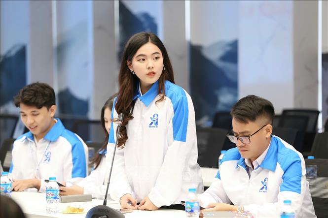 Nguyễn Minh Ngân (Sinh viên năm thứ 4, Đại học Thương mại) bày tỏ ấn tượng sâu sắc với phương châm, chủ đề và tinh thần hành động xuyên suốt trong các văn kiện trình Đại hội XIV. Ảnh: TTXVN phát