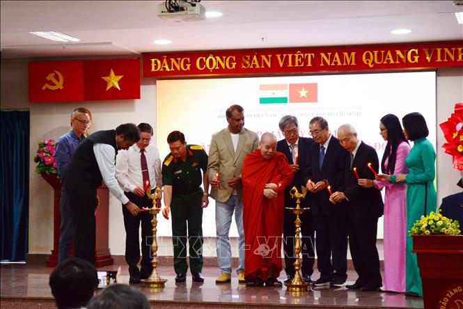 Các đại biểu Việt Nam và Ấn Độ thực hiện nghi thức thắp đèn truyền thống Ấn Độ khai mạc chương trình. Ảnh: Xuân Khu-TTXVN