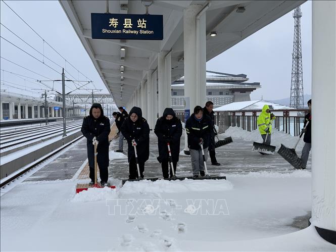 Công nhân dọn tuyết trên cầu đi bộ ở thành phố Hoài Nam, tỉnh An Huy, Trung Quốc, ngày 20/1/2026. Ảnh: THX/TTXVN