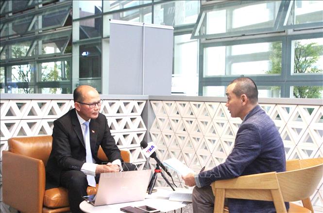 Thạc sĩ Uch Leang, quyền Vụ trưởng Vụ Nghiên cứu Á-Phi và Trung Đông, Viện Quan hệ Quốc tế Campuchia (IRIC), Viện Hàn lâm Hoàng gia Campuchia (RAC); Chủ tịch Hội cựu Sinh viên Campuchia học tập tại Việt Nam (CAVA) trả lời phỏng vấn phóng viên TTXVN. Ảnh: Hoàng Minh - PV TTXVN tại Campuchia 