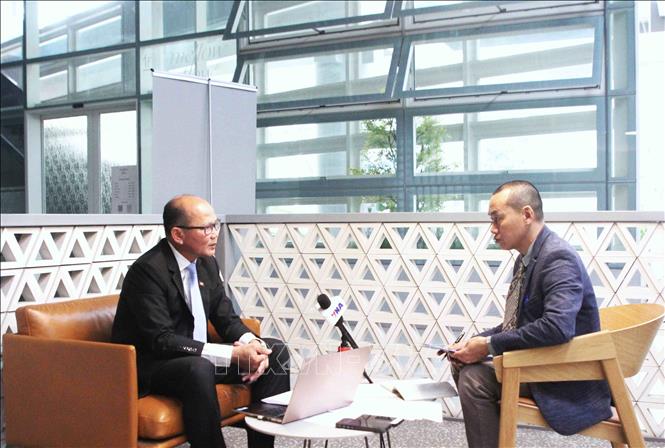 Thạc sĩ Uch Leang - quyền Vụ trưởng Vụ Nghiên cứu Á-Phi và Trung Đông, Viện Quan hệ Quốc tế Campuchia (IRIC), Viện Hàn lâm Hoàng gia Campuchia (RAC); Chủ tịch Hội cựu Sinh viên Campuchia học tập tại Việt Nam (CAVA) trả lời phỏng vấn phóng viên TTXVN. Ảnh: Hoàng Minh - PV TTXVN tại Campuchia 