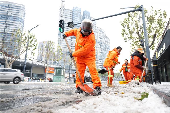 Công nhân dọn tuyết trên tuyến đường ở Vũ Hán, tỉnh Hồ Bắc, Trung Quốc, ngày 20/1/2026. Ảnh: THX/TTXVN