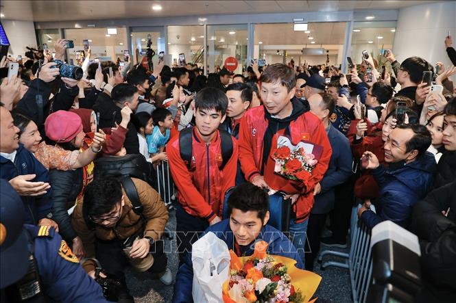 Người hâm mộ chào đón các cầu thủ U23 Việt Nam tại sân bay quốc tế Nội Bài (Hà Nội). Ảnh: Minh Quyết - TTXVN