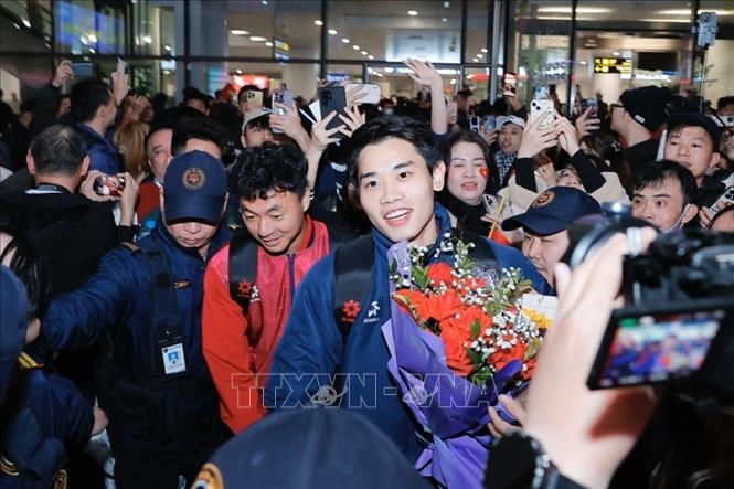 Cầu thủ Đình Bắc trong vòng tay của người hâm mộ. Ảnh: Minh Quyết - TTXVN