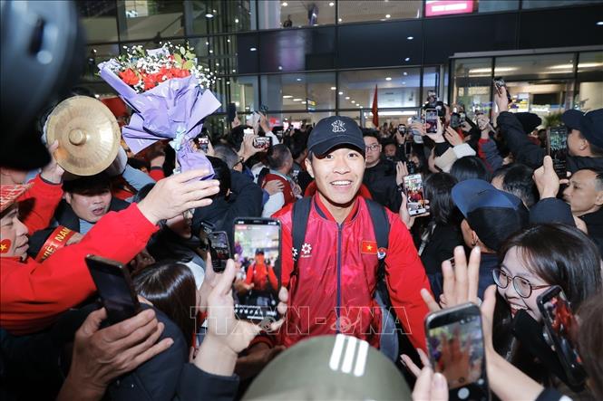 Người hâm mộ chào đón các cầu thủ U23 Việt Nam tại sân bay quốc tế Nội Bài. Ảnh: Minh Quyết - TTXVN