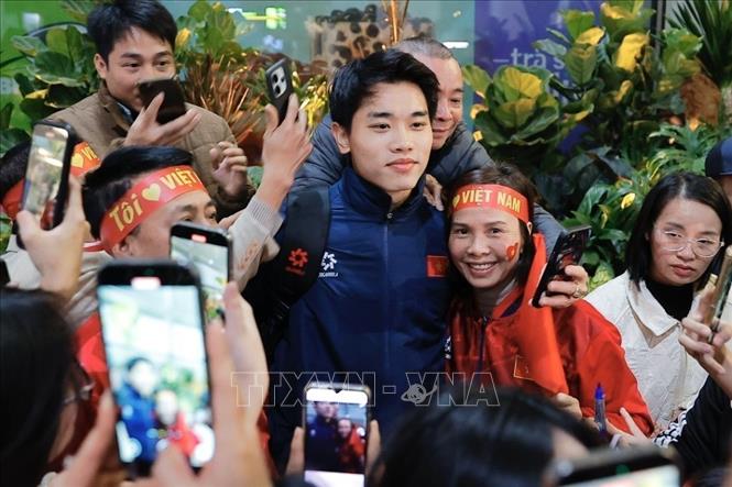 Cầu thủ Đình Bắc chụp ảnh với người hâm mộ. Ảnh: Minh Quyết - TTXVN