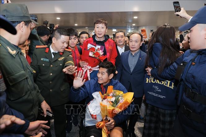 Người hâm mộ chào đón các cầu thủ U23 Việt Nam tại sân bay quốc tế Nội Bài (Hà Nội). Ảnh: Minh Quyết - TTXVN