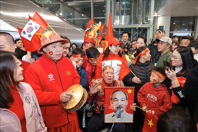 Người hâm mộ chào đón các cầu thủ U23 Việt Nam tại sân bay quốc tế Nội Bài (Hà Nội). Ảnh: Minh Quyết - TTXVN