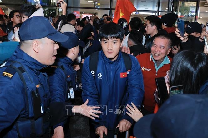 Cầu thủ Ngọc Mỹ trong vòng tay của người hâm mộ. Ảnh: Minh Quyết - TTXVN