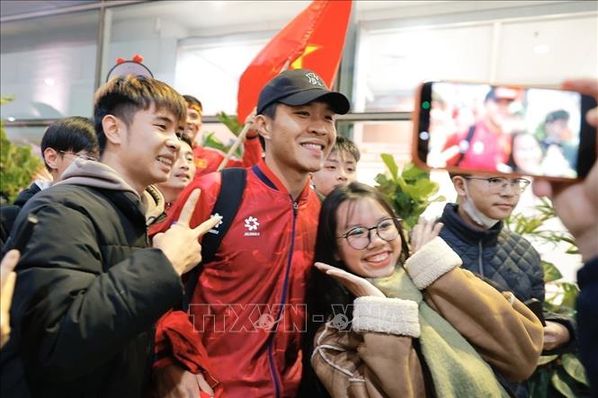 Cầu thủ Lý Đức chụp ảnh với người hâm mộ. Ảnh: Minh Quyết - TTXVN