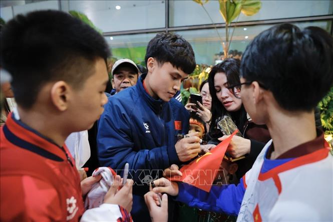 Cầu thủ Minh Phúc ký tặng người hâm mộ. Ảnh: Minh Quyết - TTXVN