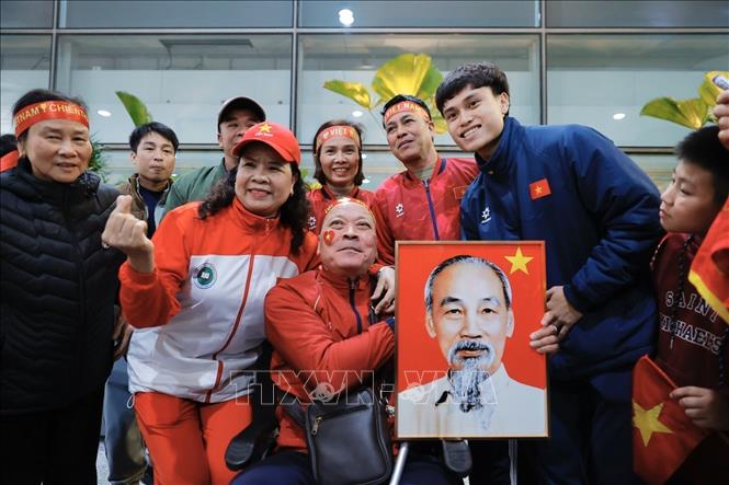 Cầu thủ Minh Phúc chụp ảnh với người hâm mộ. Ảnh: Minh Quyết - TTXVN