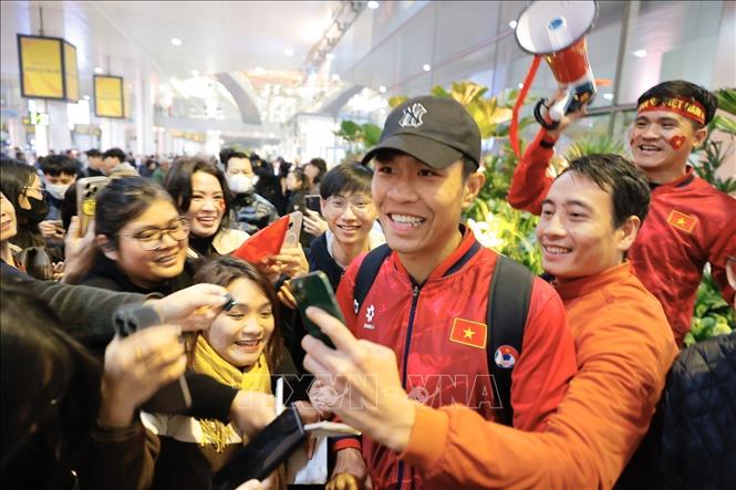 Cầu thủ Lý Đức chụp ảnh với người hâm mộ. Ảnh: Minh Quyết - TTXVN
