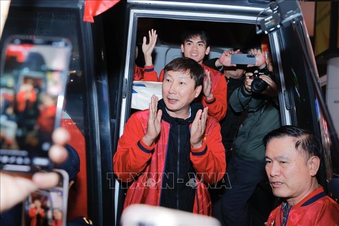 HLV trưởng Kim Sang Sik và các cầu thủ U23 Việt Nam tại sân bay quốc tế Nội Bài (Hà Nội). Ảnh: Minh Quyết - TTXVN