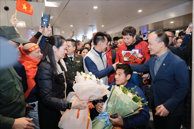 Người hâm mộ chào đón các cầu thủ U23 Việt Nam tại sân bay quốc tế Nội Bài (Hà Nội). Ảnh: Minh Quyết - TTXVN