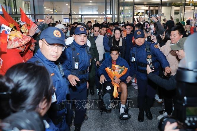 Cầu thủ Hiểu Minh cùng đội tuyển U23 Việt Nam về đến sân bay quốc tế Nội Bài (Hà Nội). Ảnh: Minh Quyết - TTXVN