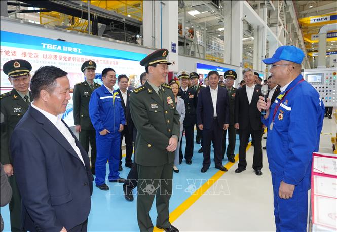 Tham mưu trưởng Bộ Tham mưu Liên hợp Quân ủy Trung ương Lưu Chấn Lập (giữa) tới thăm một công ty điện tử ở thành phố Xương Cát, Khu tự trị Tân Cương, Trung Quốc, ngày 25/9/2025. Ảnh: THX/TTXVN