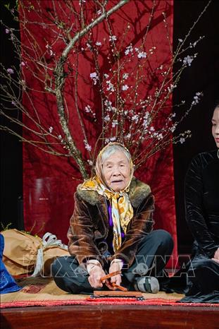 Một trong những cây đại thụ của nghệ thuật ca trù, Nghệ nhân nhân dân 100 tuổi Nguyễn Thị Khướu tham gia góp mặt tại chương trình. Ảnh: Khánh Hoà - TTXVN