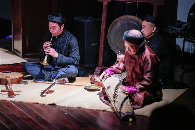 Biểu diễn âm nhạc truyền thống tại chương trình. Ảnh: Khánh Hoà - TTXVN