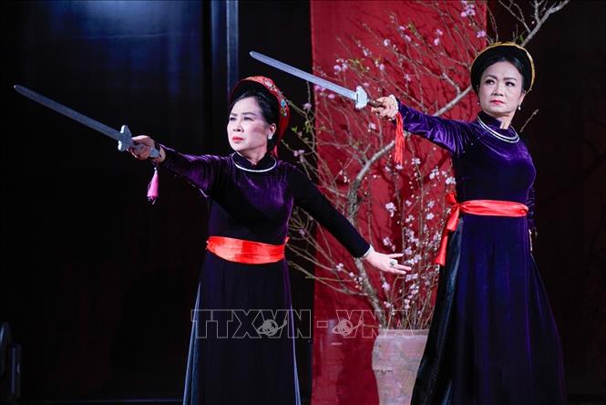 Nghệ sĩ nhân dân nghệ thuật Tuồng Hồng Khiêm và Minh Gái biểu diễn tại chương trình. Ảnh: Khánh Hoà - TTXVN