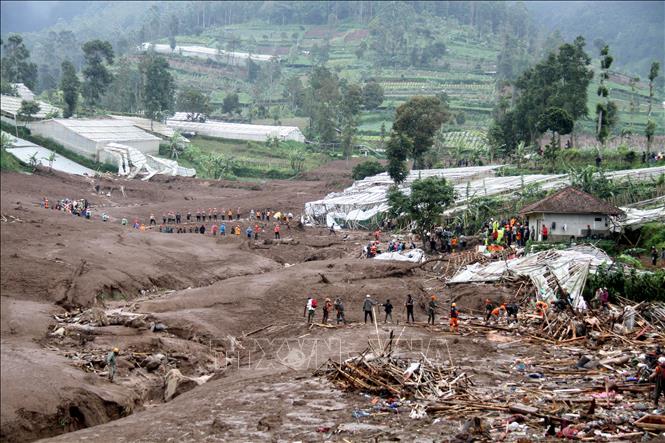 Lực lượng cứu hộ làm nhiệm vụ tại hiện trường vụ lở đất ở huyện Cisarua, Tây Bandung, Indonesia ngày 24/1/2026. Ảnh: THX/TTXVN